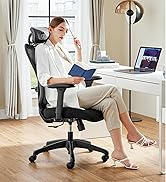 avec dossier en maille, caractéristiques réglables et base roulante, présentée dans un environnement de bureau à domicile avec bureau blanc.