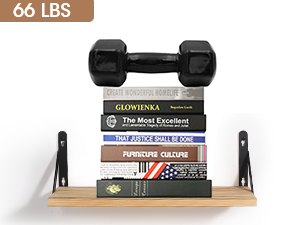 Étagère en bois avec serre-livres en forme d'haltère contenant une pile de livres. Le texte « 66 LBS » est visible dans le coin