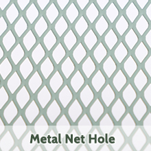 Gros plan d'un treillis métallique vert clair ou d'une grille avec des ouvertures en forme de losange. Le motif est uniforme et couvre l'ensemble de l'image.