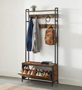 L'étagère à chaussures est fabriquée à partir d'une structure en métal et en bois foncé.