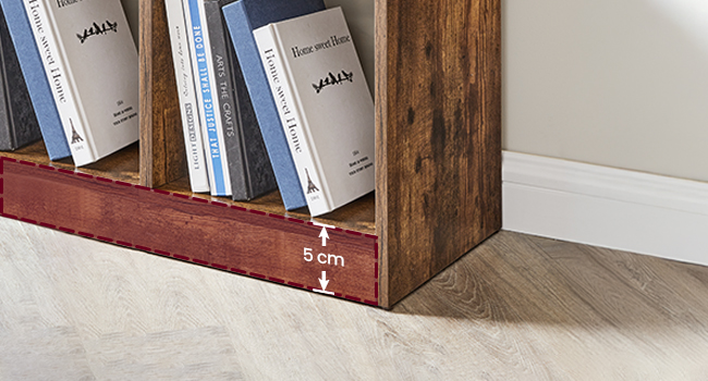 une bibliothèque en bois avec des livres dessus