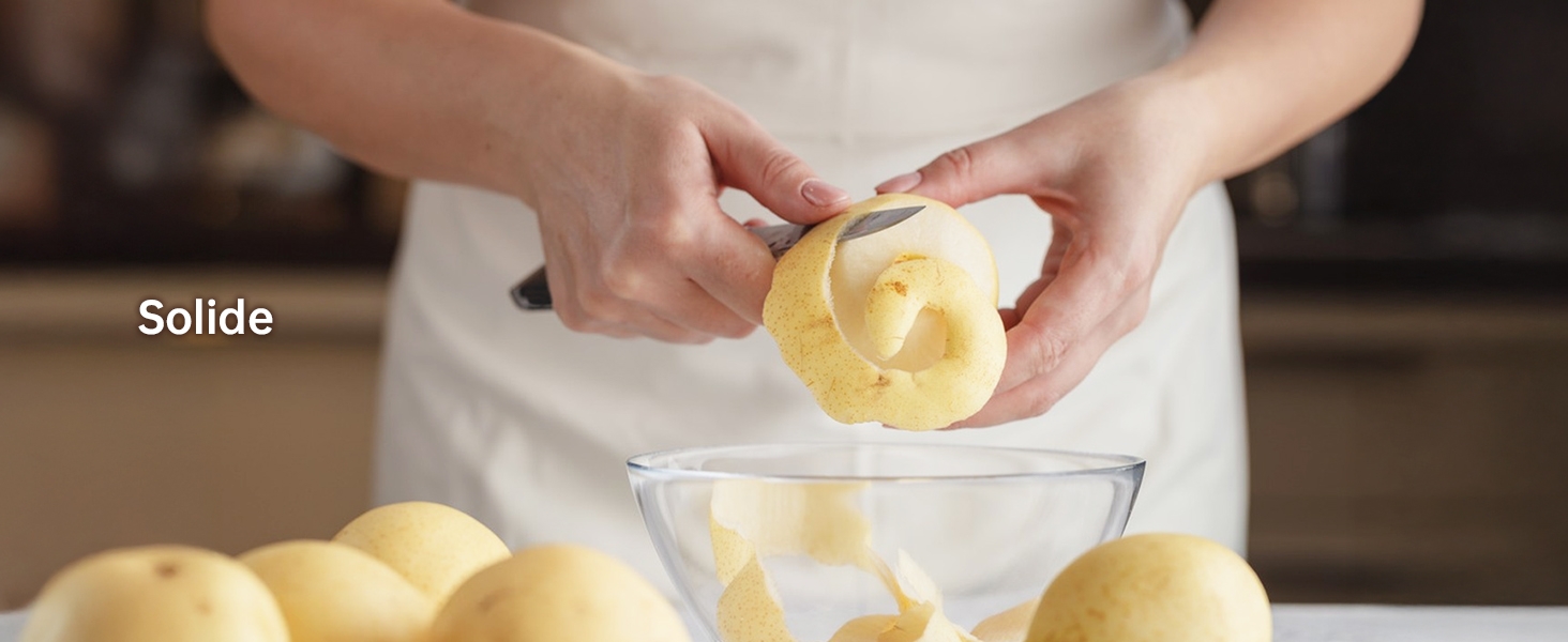 Les mains épluchent un citron jaune dans un bol en verre. Plusieurs citrons entiers sont visibles à la surface ci-dessous. Texte « Solide » dans le coin supérieur gauche.