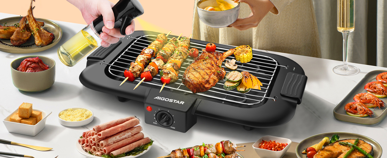 avec divers aliments cuisant à sa surface. Autour du grill se trouvent des assiettes d'ingrédients crus et préparés, des sauces et un verre de vin.