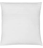 avec une surface lisse et lisse. L'oreiller semble dodu et bien garni, ce qui suggère douceur et confort pour la décoration intérieure ou la literie