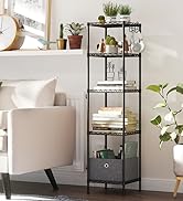 Étagère de rangement en métal noir à cinq niveaux avec étagères en filet, comprenant des objets de décoration, des livres et des plantes. Comprend un bac de rangement en tissu sur l'étagère inférieure.