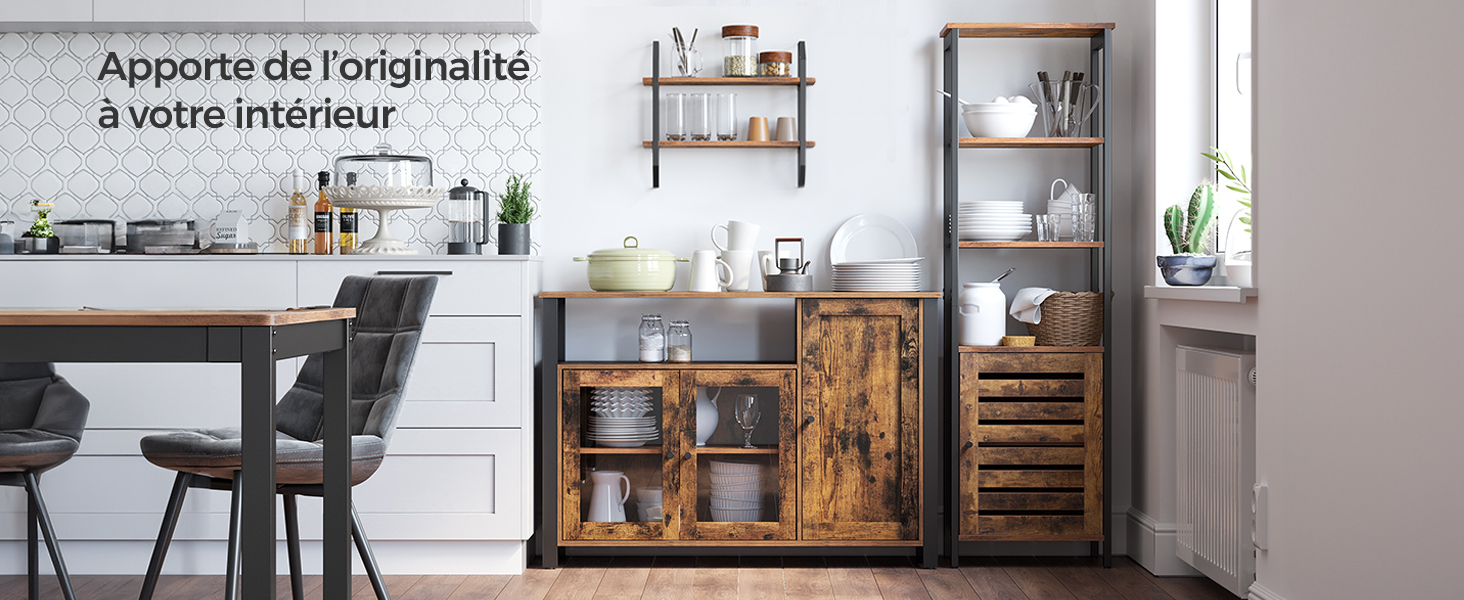 Intérieur de cuisine moderne comprenant des armoires rustiques en bois, des étagères en métal et divers éléments décoratifs, mettant l'accent sur l'originalité de la conception de la maison