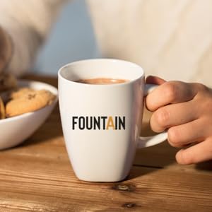 Le texte indique « FONTAINE ». Série de photos montrant des tasses à café en céramique blanche sur des surfaces en bois dans un éclairage ambiant chaud.