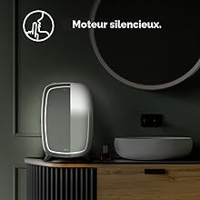 Moteur silencieux : appareil de cuisine au design noir élégant sur fond sombre avec une interface et un panneau de commande minimalistes.