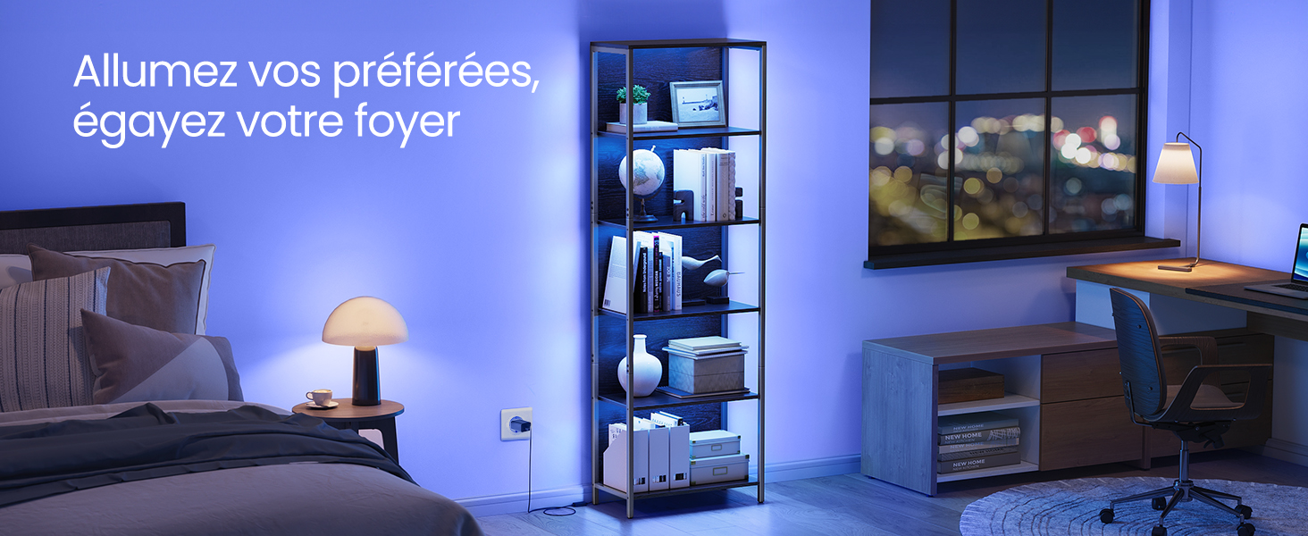 Salon moderne avec éclairage ambiant bleu, avec étagère, bureau et espace de divertissement. Texte en français visible.