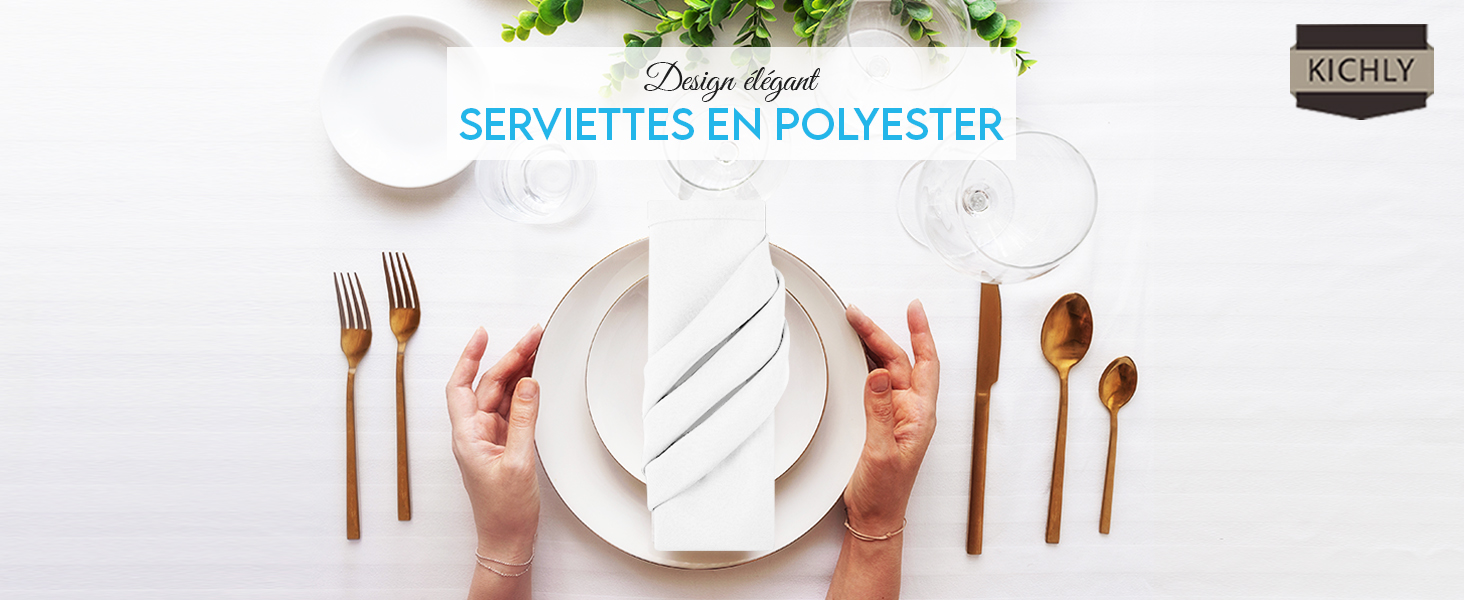 Set de table avec assiettes blanches, ustensiles en bois et serviette blanche pliée. Les mains sont visibles pour arranger les objets. Le texte indique « Serviettes en polyester » (serviettes en polyester).
