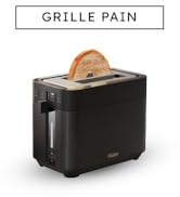 Le texte indique « GRILLE PAIN ». Grille-pain noir compact avec tranche de pain visible dans la fente et commandes latérales.