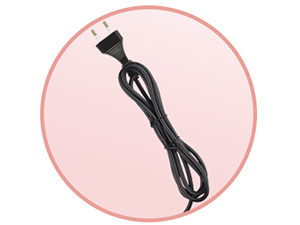 Cordon électrique noir avec une extrémité à trois broches, enroulé et présenté sur un fond rose circulaire