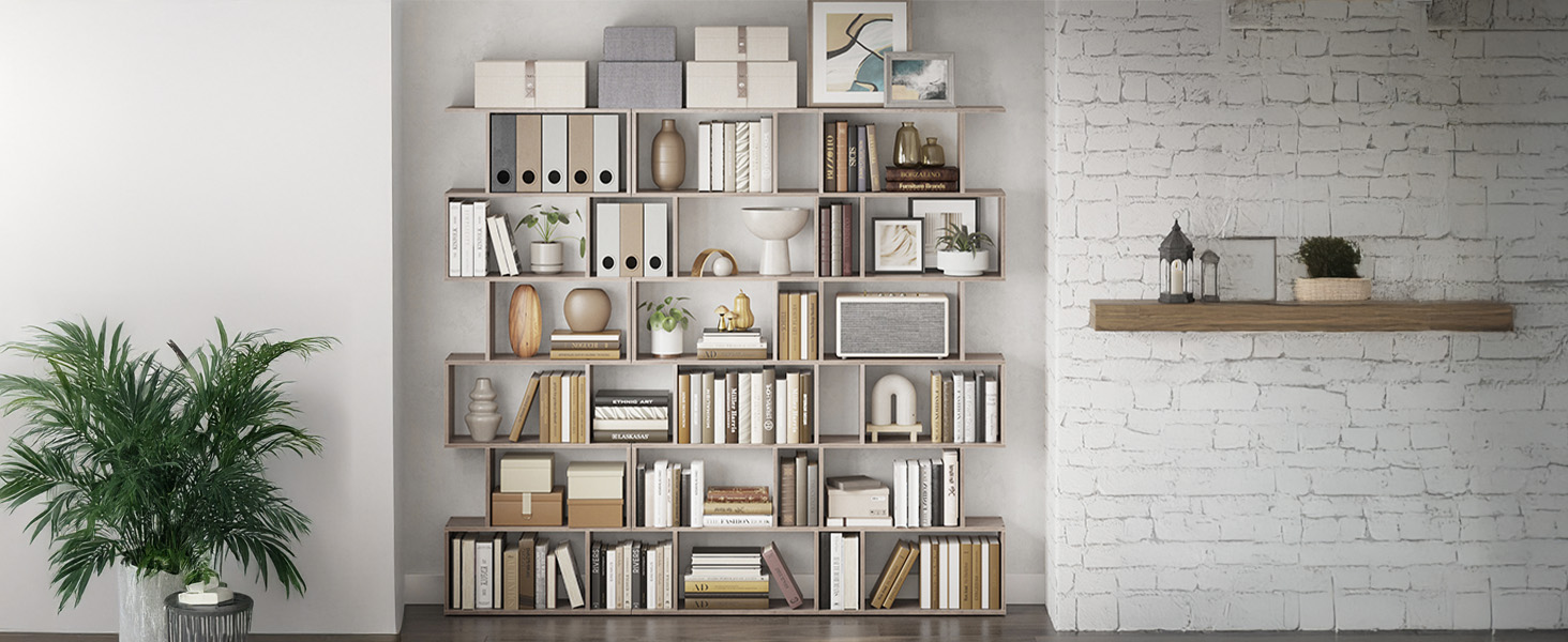 Grande étagère modulable avec des compartiments blancs et en bois remplis de livres, de classeurs et d'objets de décoration. Fond de mur de briques blanches avec étagère flottante et plante en pot à proximité