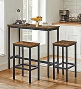 une table carrée avec un tabouret