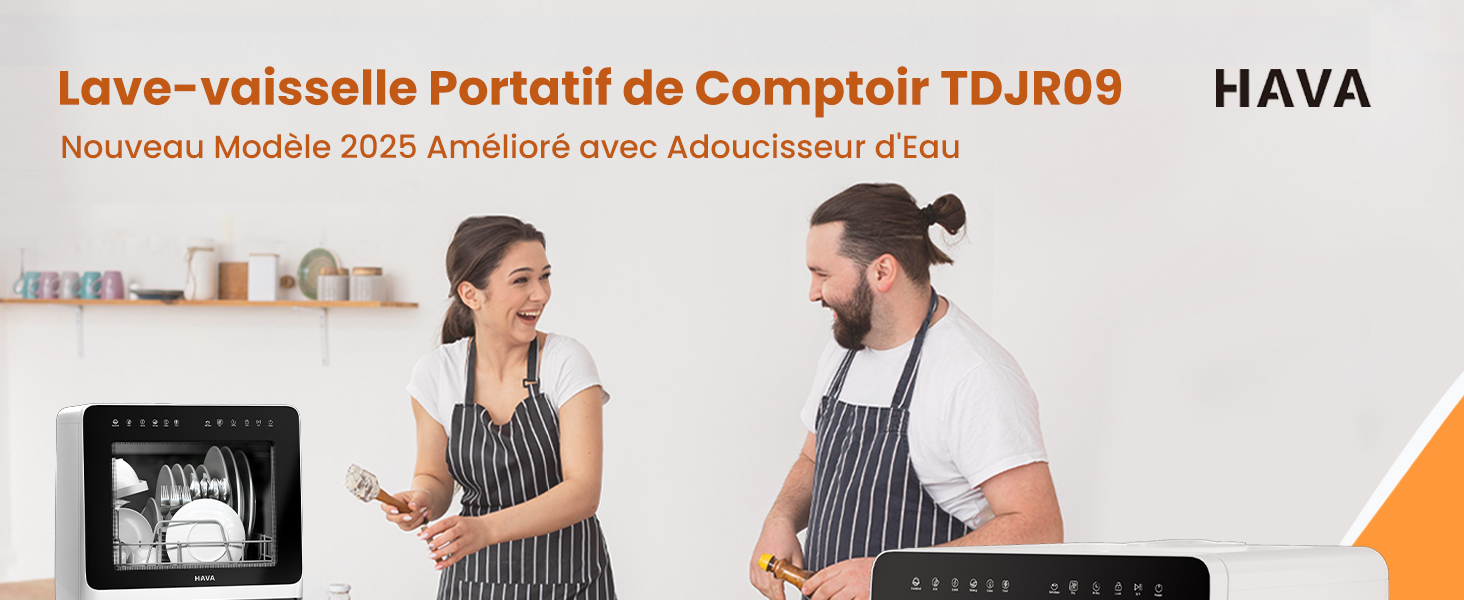 avec adoucisseur d'eau. Deux personnes en tablier se tiennent près de l'appareil compact noir dans une cuisine.