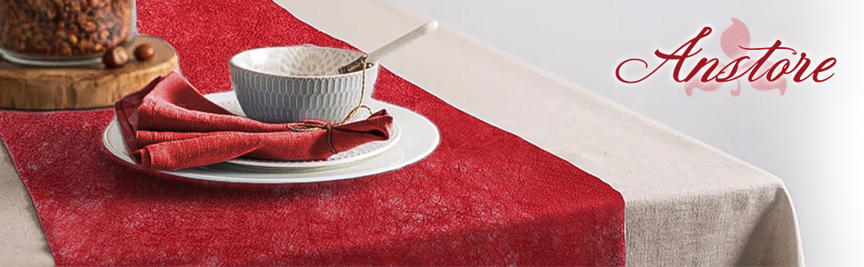 Set de table avec nappe rouge, assiettes blanches et petits bols disposés sur une