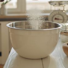 Farine tamisée dans un bol