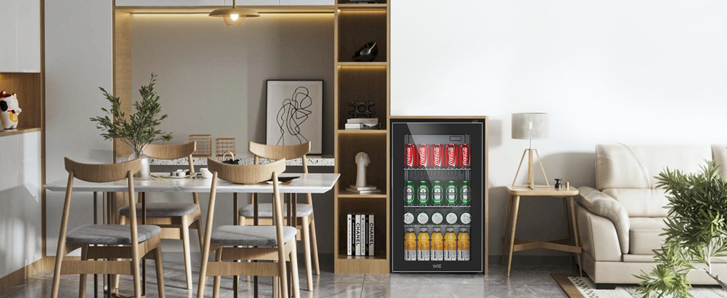 Salle à manger moderne avec table et chaises en bois, à côté d'un distributeur automatique de boissons noires. Cette chambre est dotée d'étagères intégrées et d'œuvres d'art mural