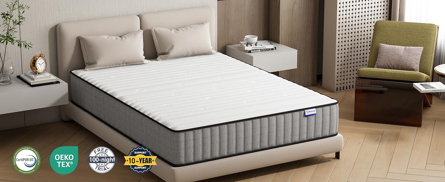 Matelas en mousse viscoélastique exposé dans la chambre à coucher avec des logos de certification visibles, illustrant la construction du matelas et ses caractéristiques de confort.