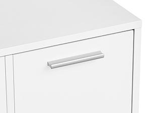 Gros plan d'une armoire ou d'un tiroir blanc avec une élégante poignée en métal brossé visible sur la surface lisse