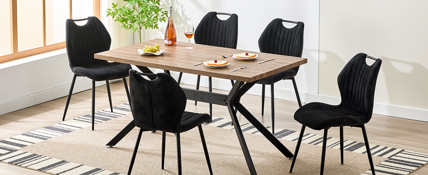 comprenant une table en bois rustique avec base en X en métal noir et six chaises de salle à manger matelassées noires avec garniture blanche et pieds en métal