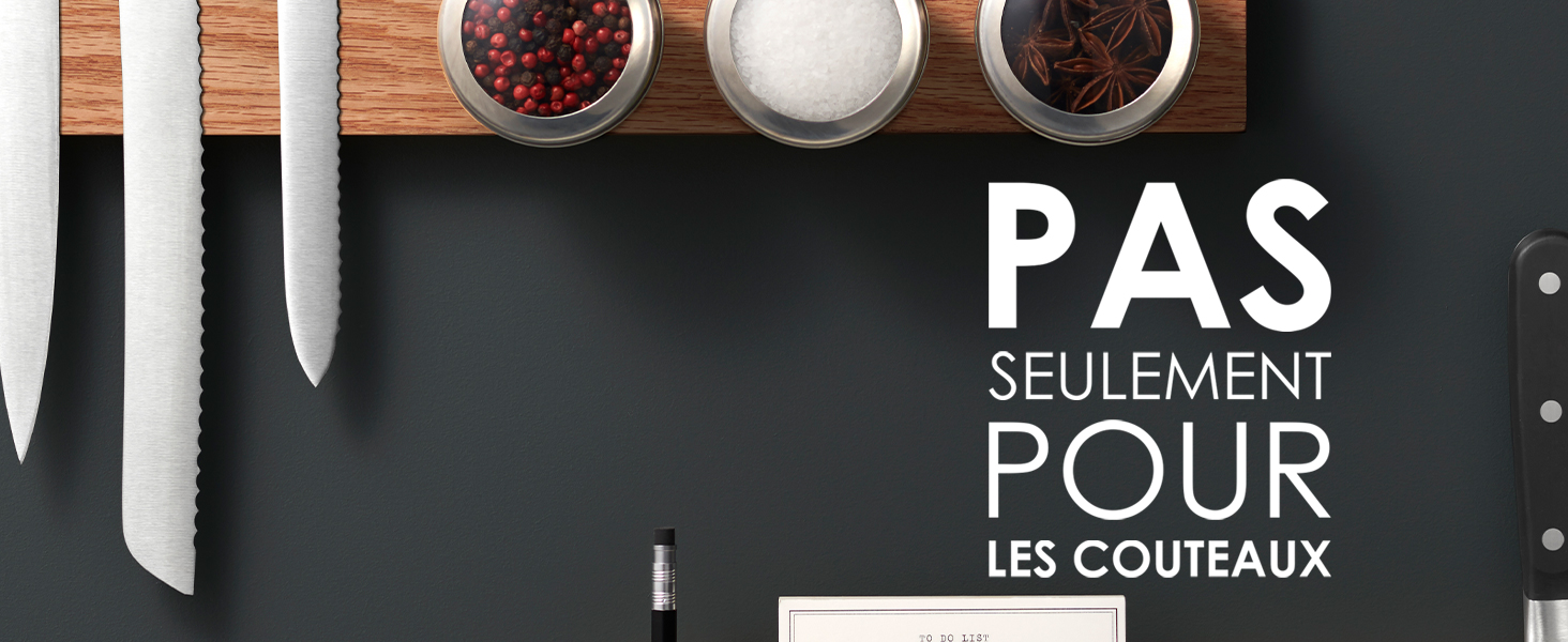 une étagère avec divers ingrédients pour une marmite de soupe