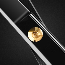 Plans rapprochés de baguettes contenant des aliments sur fond sombre.