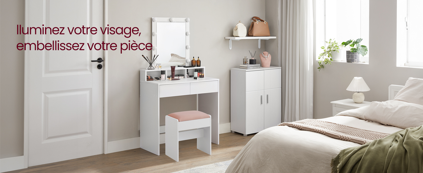 Intérieur de chambre lumineux et minimaliste avec des meubles blancs comprenant un lit, une vanité et des unités de rangement. Texte en français visible en bas.