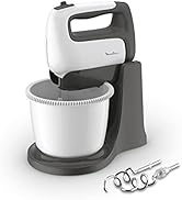 Batteur sur socle dans une palette de couleurs blanc et gris avec bol et plusieurs accessoires de mélange visibles sur fond blanc.