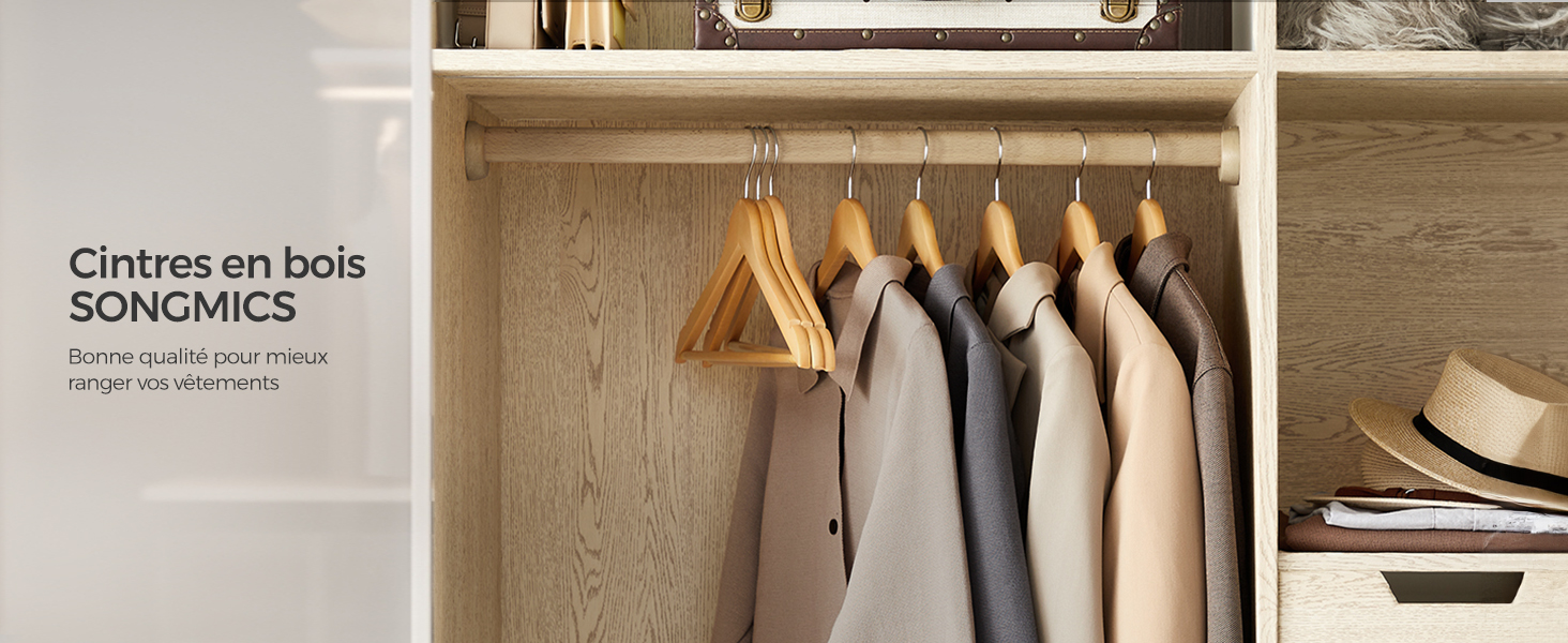 Intérieur d'armoire en bois avec vêtements suspendus et texte « Cintres en bois SONGMICS » (cintres en bois SONGMICS) visible au premier