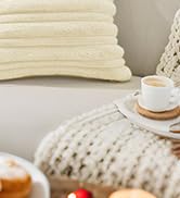 Images rapprochées de serviettes et de textiles blancs pliés, montrant les détails de la texture et de la qualité du tissu.