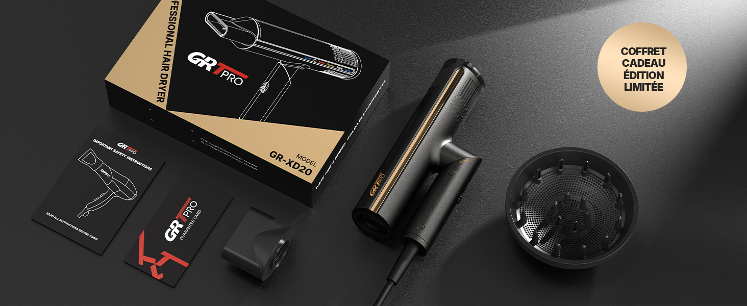 Installation de photographie de produits sombres montrant de petits accessoires technologiques et des équipements photo disposés sur une surface noire avec un éclairage et des reflets spectaculaires.