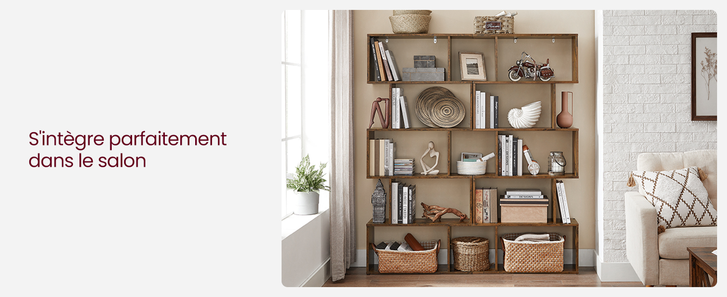 Étagère en bois dans le salon. Plusieurs étagères contenant des livres, des objets de décoration et des paniers. Superposition de texte en français sur l'intégration au salon.