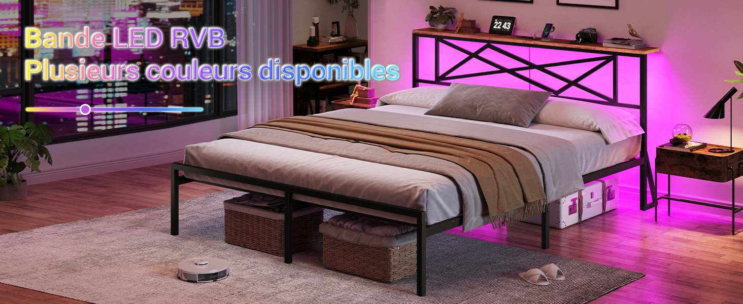 Configuration de chambre moderne avec éclairage à bandes LED créant une lueur ambiante violette, avec un lit à ossature métallique et un mobilier minimaliste.