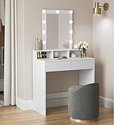 avec miroir illuminé, tiroirs et étagères. Comprend un tabouret rond gris. Situé dans une pièce aux tons neutres avec des rideaux et