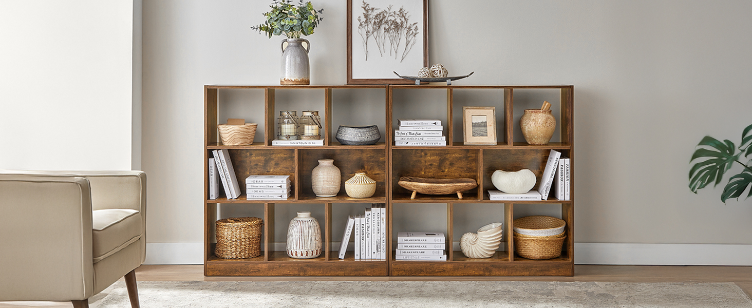 une étagère avec un tas d'objets dessus