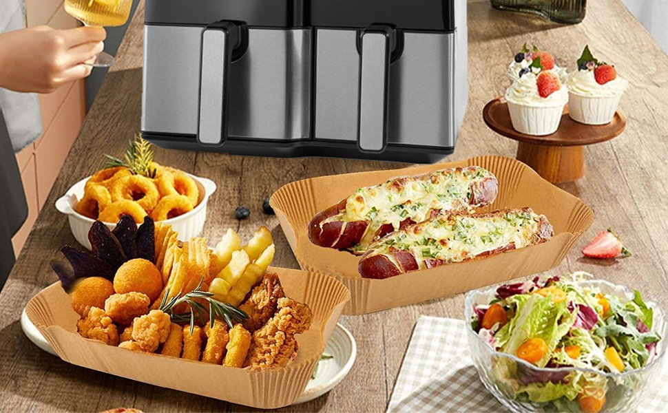 avec des entrées frites, des hot dogs avec garniture, de la salade et des cupcakes à dessert servis dans des contenants en papier kraft
