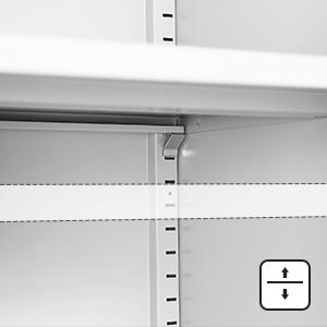 une étagère avec une étiquette dessus.