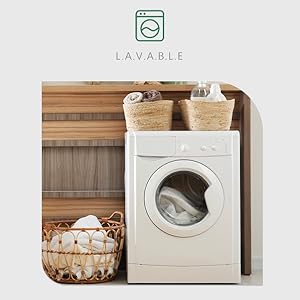 dans la buanderie avec des paniers en osier contenant des serviettes et des articles de lessive, placés contre des armoires en bois