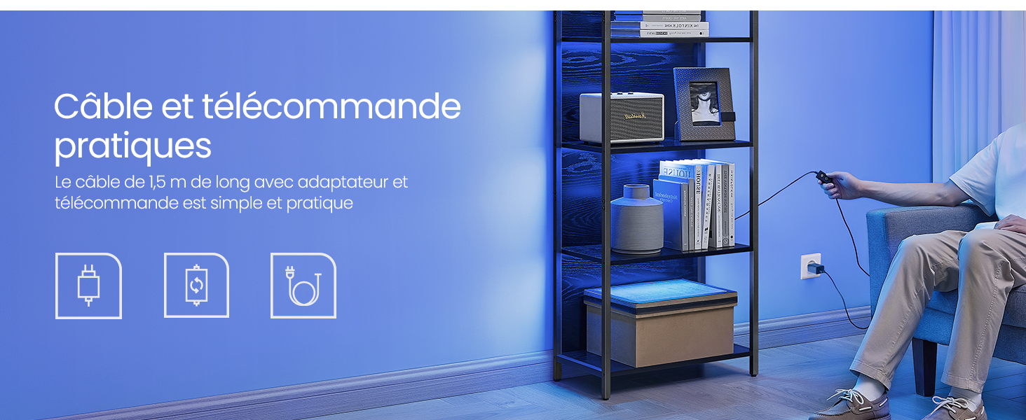 Scène intérieure teintée de bleu montrant une étagère de rangement avec des appareils électroniques et des icônes affichant des informations sur les fonctionnalités du câble et de la télécommande