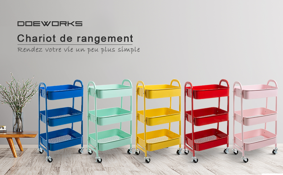 Cinq chariots de rangement roulants colorés à trois niveaux chacun. Les couleurs incluent le bleu, le vert menthe, le jaune, le rouge et le rose. Chaque chariot possède des étagères en filet et des poignées incurvées.