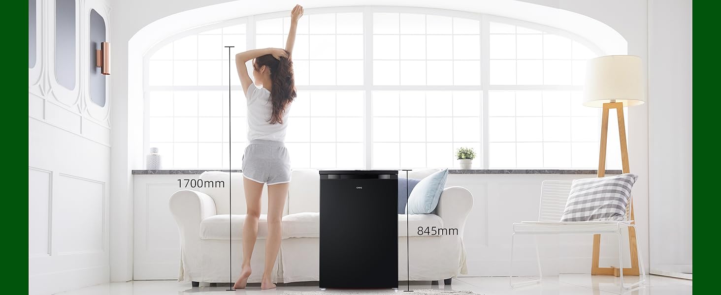 Intérieur de cuisine blanc moderne avec mesures de hauteur étiquetées et appareil noir visible sur un motif mural quadrillé