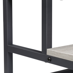 Gros plan d'un joint d'angle en métal noir avec un insert d'étagère en bois ou en stratifié de couleur claire