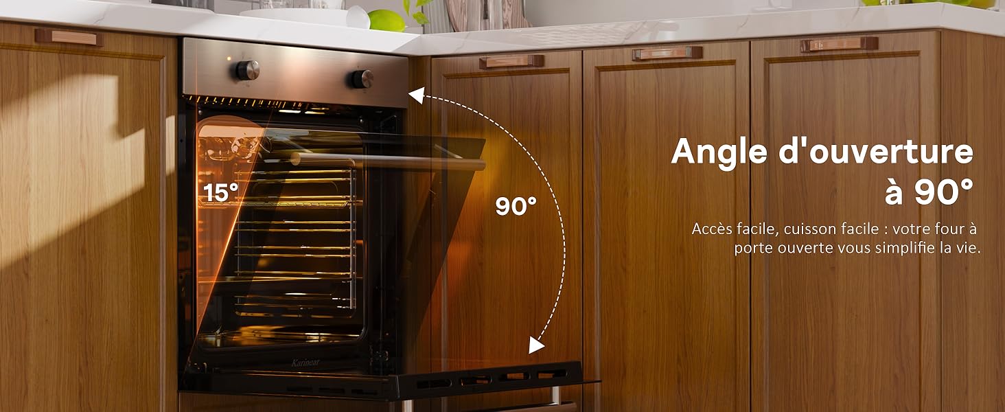 avec four encastré. La porte du four est montrée ouverte à un angle de 90 degrés, ce qui montre une large ouverture pour un accès facile. Des armoires en bois entourent l'appareil.