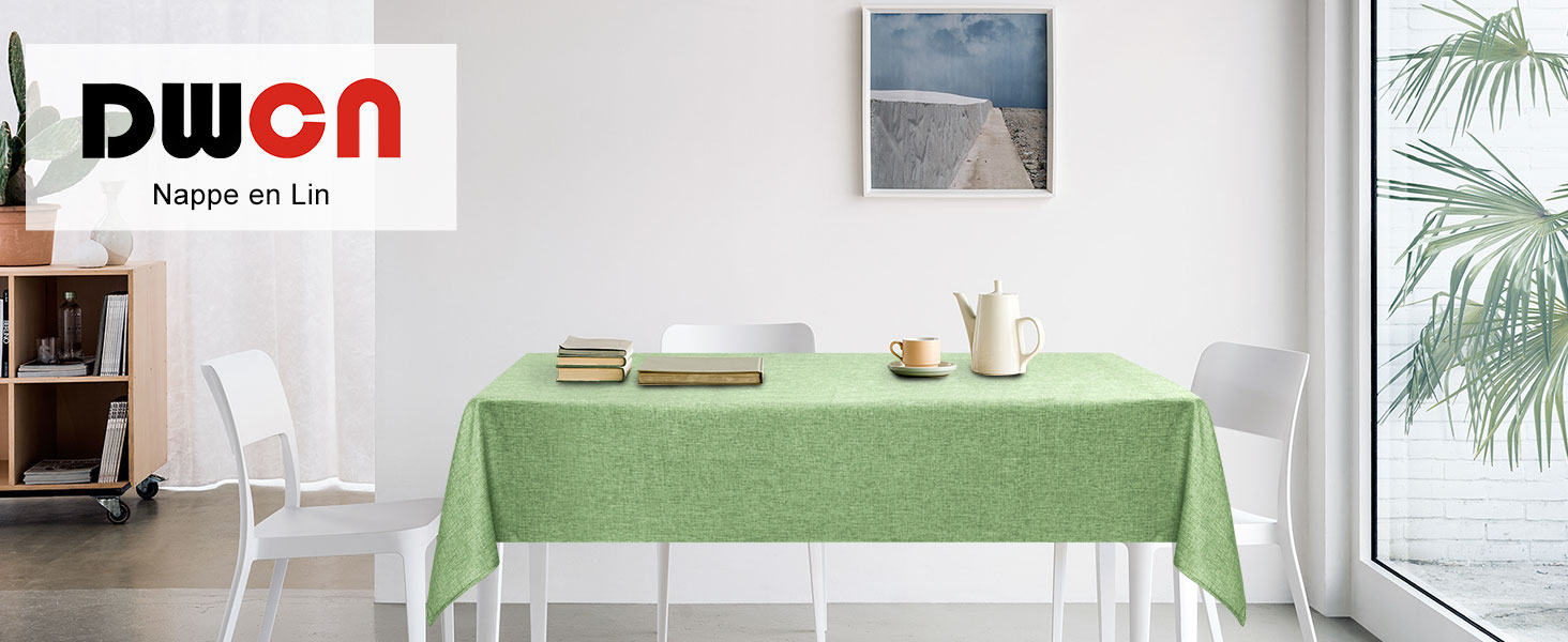 Décoration de salle à manger avec une nappe vert menthe sur une table rectangulaire, des chaises blanches et une plante d'intérieur visible