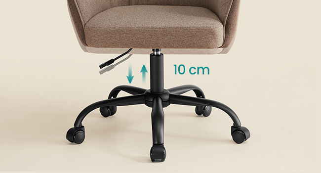 Le texte indique « 10 cm ». Vue rapprochée de la base de la chaise de bureau avec cinq roues noires et une tige de réglage de la hauteur, montrant l'échelle de mesure.