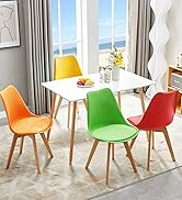 avec table blanche et quatre chaises en jaune, orange, vert et rouge. Situé dans un intérieur lumineux avec vue sur la fenêtre et éléments décoratifs.