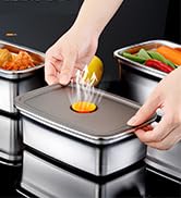 Des mains montrent l'utilisation de contenants de conservation des aliments empilables avec garniture noire, montrant les aliments placés à l'