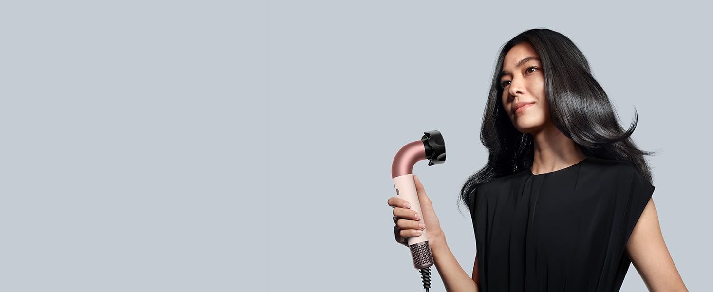 Le Dyson Supersonic r et l’embout de séchage doux utilisés par un mannequin pour sécher ses cheveux.