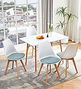 avec table rectangulaire blanche et quatre chaises blanches avec coussins bleu menthe, pieds en bois, posés sur un tapis gris près de la fenêtre.